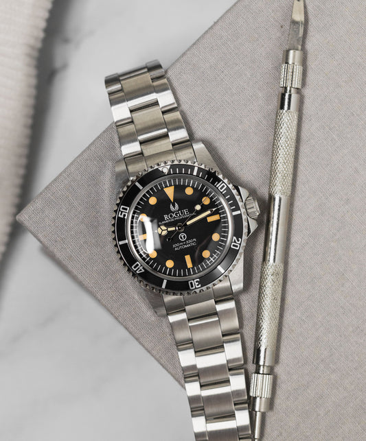 BLACK ACRYLIC VINTAGE DIVER