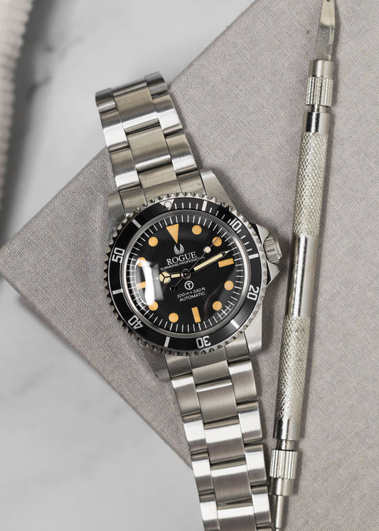 BLACK ACRYLIC VINTAGE DIVER